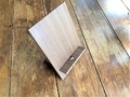 【ニトリ】500円台以下の木製「スマホ・タブレットスタンド」の実力とは? シンプル構造で使いやすい! ただ注意点も