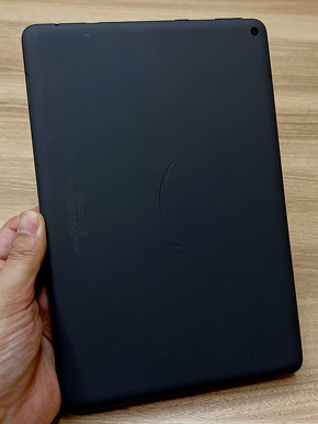 「Fire HD 10 Plus」を縦向きで持ったところ
