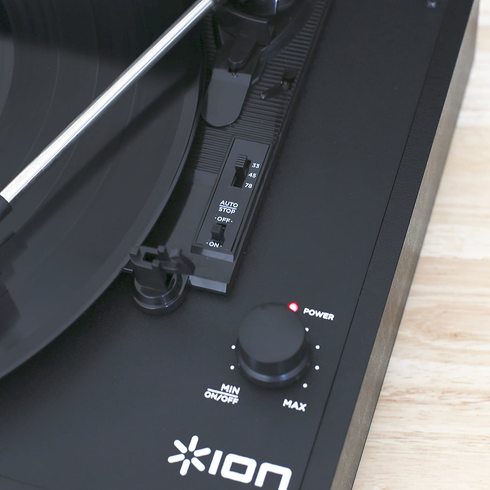 レコードプレーヤー：すぐに楽しみたいなら、スピーカー内蔵型のモデル