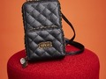 ANNA SUI(アナ スイ)の「スマホポーチ付きムック」が話題 お手頃価格で、付録とは思えないクオリティ 財布機能もあり