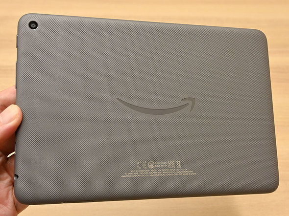 「Fire HD 8 Plus」を横持ちした際の背面。リアカメラは角に配置