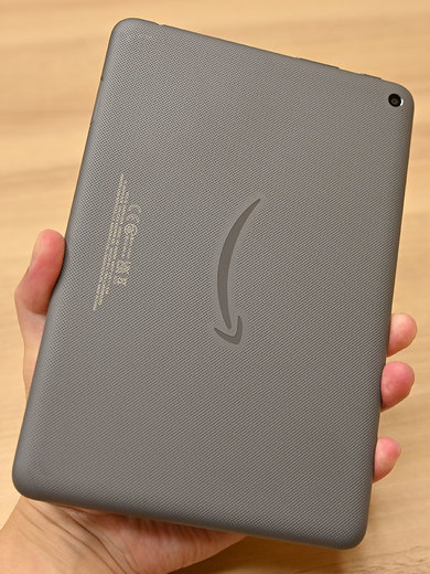 「Fire HD 8 Plus」を縦持ちした際の背面