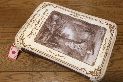 宝島社「ルイス・キャロルとアリスの不思議な世界 じゃばらポーチBOOK」付録