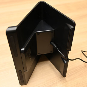 ワイヤレス充電スタンドは本体下部にACアダプターを接続して使用