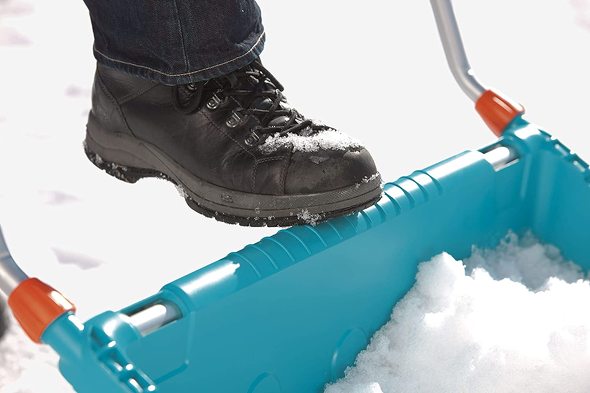 除雪・雪かき用品:年に数回程度の雪かきなら、プラスチック製のスコップがおすすめ