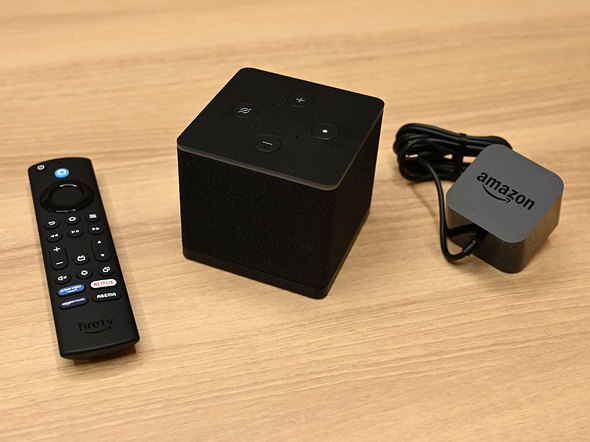 「Fire TV Cube（第3世代）」と付属品の、Alexa対応音声認識リモコン、電源アダプター、単4電池2本、スタートガイド