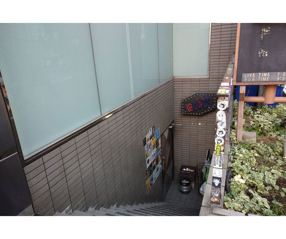 「ライブハウスSTARRY」のモデルとなった「下北沢SHELTER」に到着