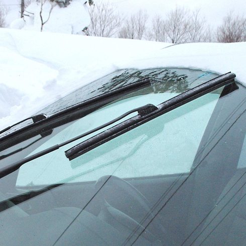 雪用ワイパー：撥水タイプなら、雪や雨を拭きながら撥水コーティングができる