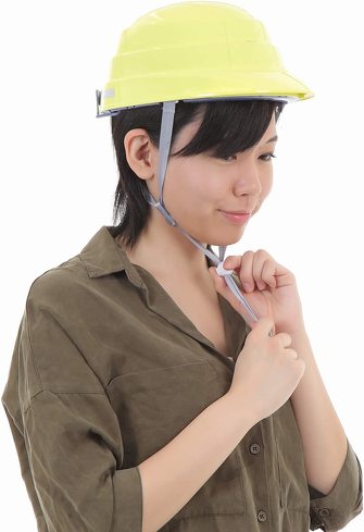 防災用ヘルメット・手袋:ヘルメットは軽量かつサイズ調整しやすいものが便利
