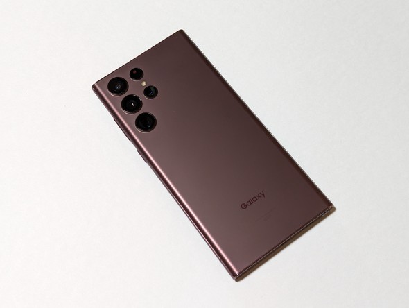 サムスン電子のGalaxy S22 Ultra。筆者はau版を購入しました。