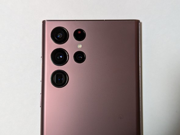 存在感のあるカメラ周り。左列上から1200万画素超広角カメラ、1億800万画素広角カメラ、1000万画素光学10倍望遠カメラ。右列上からレンジAFセンサー、ライト、1000万画素光学3倍望遠カメラ