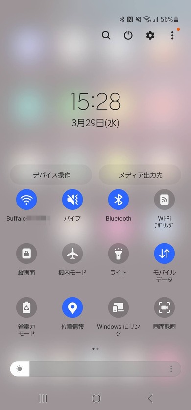 Galaxyは従来通り、Wi-Fiとモバイルデータのボタンが別に用意されており、Wi-Fiをワンタップでオン/オフできます。