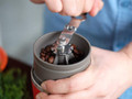 アウトドアにぴったりの「コーヒーミル」おすすめ4選　電動・手びきの両方を紹介【2023年4月版】