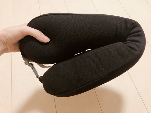 無印良品「フィットするネッククッション くびれ型」