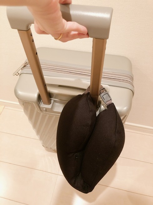 無印良品「フィットするネッククッション くびれ型」