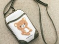 【付録】リラックマの“ふわもこ”刺しゅうがかわいい「スマホショルダー」が登場　ローソンで買える！　大人も使えるシックなバッグ