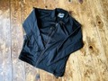ワークマンの独自素材「トリコテック」がやっぱりスゴイ “1900円ジャケット”を使ってみた 細身シルエットの動きやすいウェア