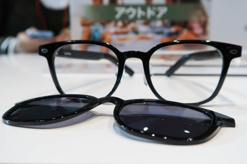 OWNDAYSモデルにはマグネットで装着できるサングラスのオプションも用意されています