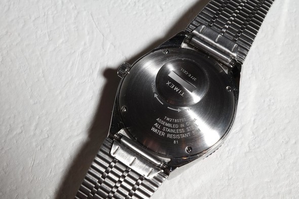 オリジナルモデルの特徴の1つ、裏ぶたのバッテリーハッチも再現
