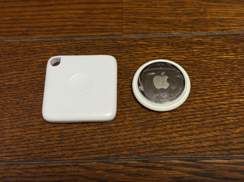 右がAppleのAirTag、左が+StyleのまもサーチTag。お財布に入れています。もう少し薄いと嬉しいサイズ感。