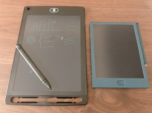 左：ダイソー「電子メモパッド」　右：キングジム「ブギーボード BB-14」