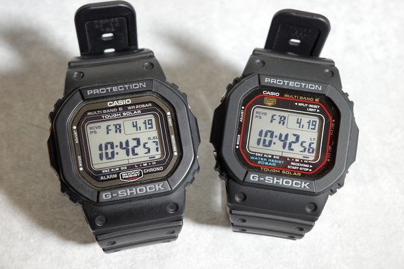 左が本機、右はスタンダード機(GW-M5610U-1JF)。角型G-SHOCKの定番モデルは、文字板面にライン装飾が入るのが通例