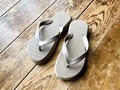 499円の「ふわもちビーサン」を履いてみた ソールが分厚い、歩きやすいビーサンが登場 10色展開のおしゃれアイテムは要チェック