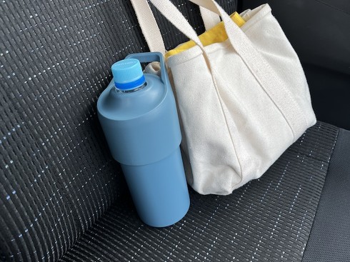 無印良品「冷やしたまま持ち運べる ペットボトル用保冷ホルダー」