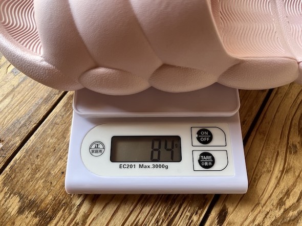 ダイソーサンダルは約84g