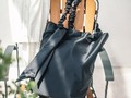 【付録】収納力抜群の「付録黒バッグ」4選 マットブラックの“フリルバッグ”は、かわいくて大容量!【2024年6月版】