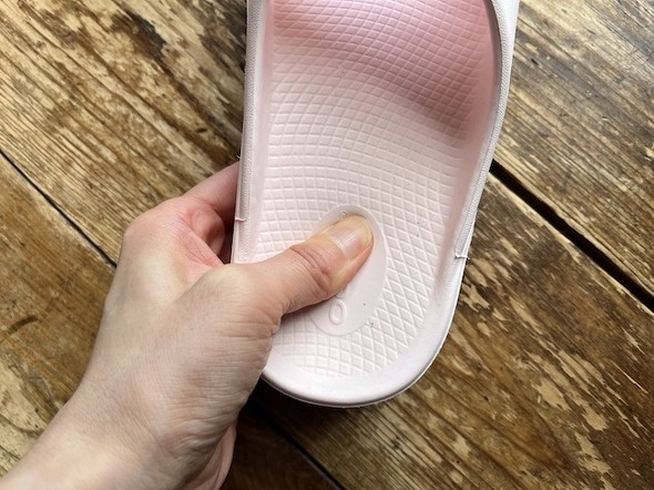 指で押すと凹む