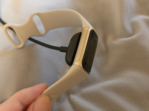 Fitbit Charge 5を充電