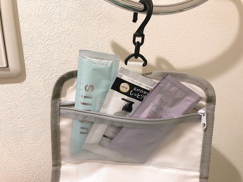 一番上のポケットにはコスメの試供品などを