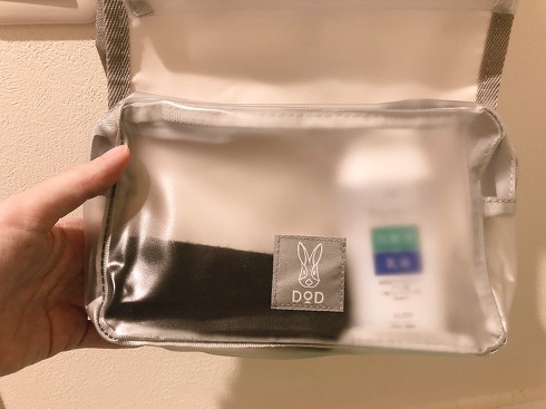 一番下のポケットはマチがあるので化粧水などを入れられる