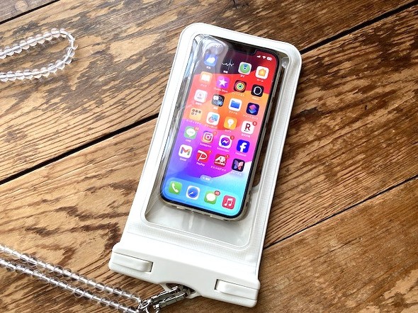 スマホケースにiPhone 13を収納