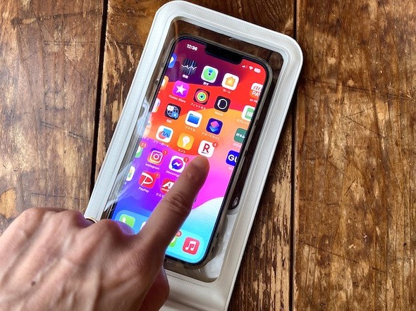 スマホを収納したまま操作が可能