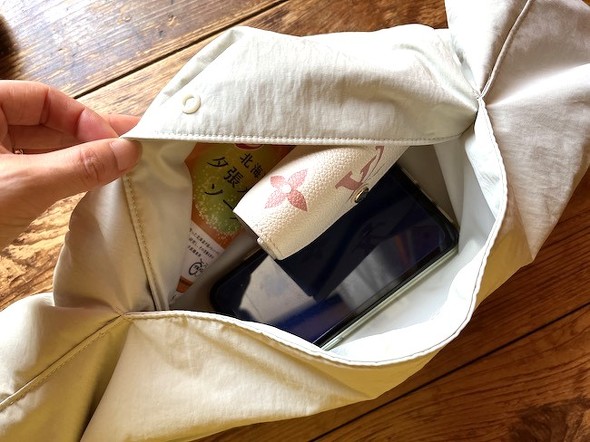 財布、スマートフォン、飲み物が入る