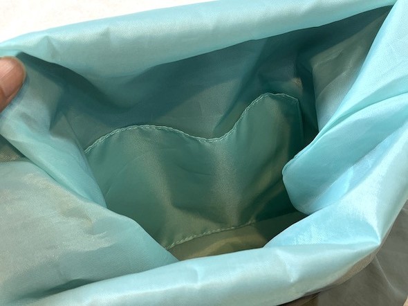 内側にポケットが1つ備わっている