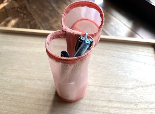 自立するのでペン立てのように使える