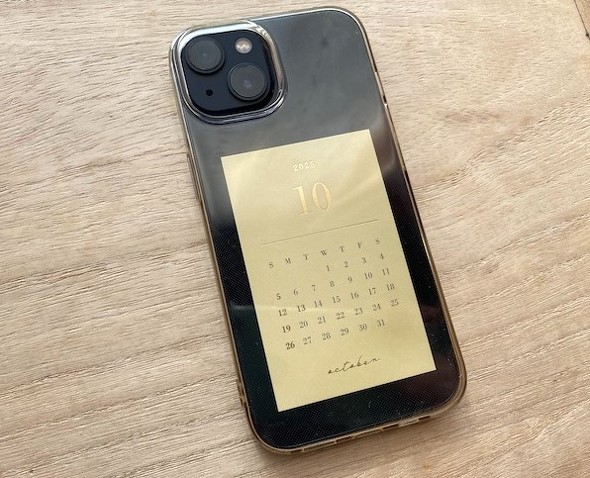 写真は1カ月分の「カードカレンダー」をiPhone 13に入れています