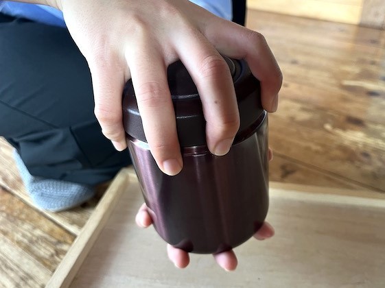 写真はサーモスのスープジャーですが、手に力を入れてふたを握ることができます。