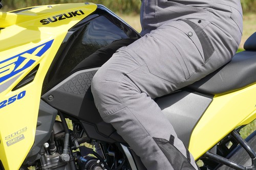 膝周りは3D立体構造とすることで、バイク乗車時の動きやすさに貢献