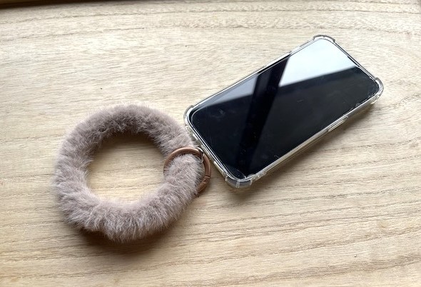 ダイソー「スマホ用エコファーバングル」