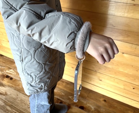 厚手のアウターの上からは窮屈