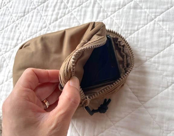 大きい方のポーチにはスマホや財布が入る
