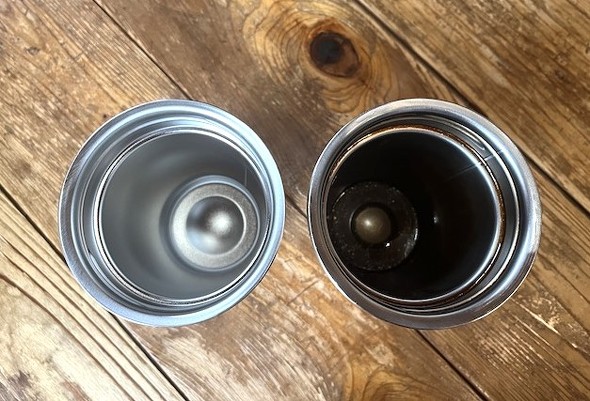 左が新しいサーモタンブラー、右が8年使ったサーモタンブラー。並べると、やはり違う