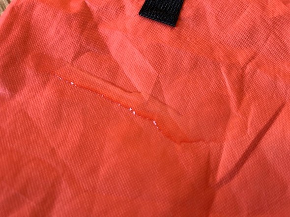 水をかけても、内部にまで染み込むことはなかった
