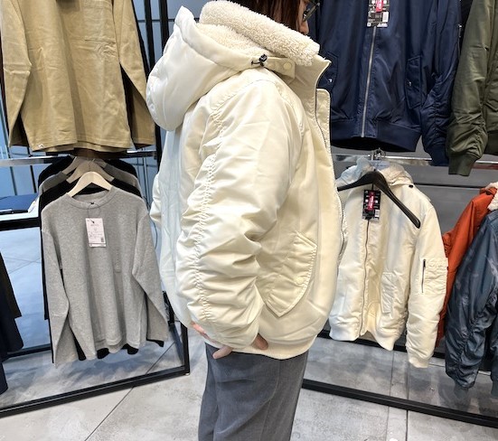 「エクリュ」カラーを着用