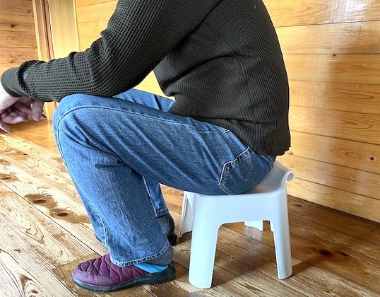 身長約175cmの男性が座っても問題なし（高さ約25cmの風呂椅子）