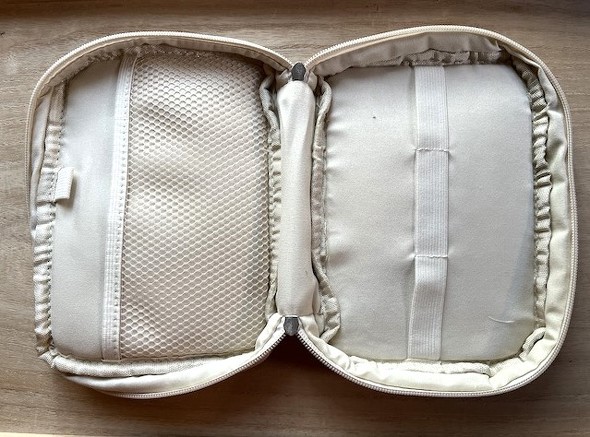 大きく開くのでガジェットの出し入れがしやすい